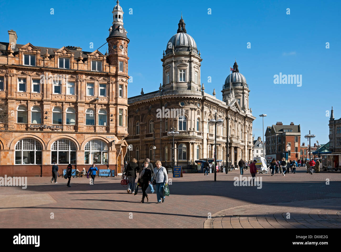 Persone che camminano nella strada del centro della città Queen Victoria Square Kingston-upon-Hull East Yorkshire Inghilterra Regno Unito Gran Bretagna Foto Stock