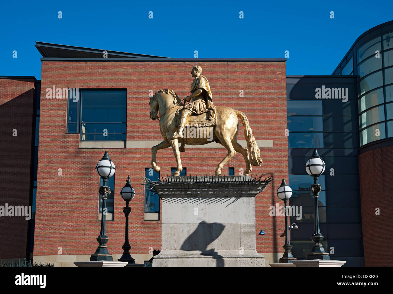 Statua d'oro del re Guglielmo III conosciuto come re Billy fuori Hull Magistrates Court, Kingston-upon-Hull East Yorkshire Inghilterra Regno Unito Foto Stock