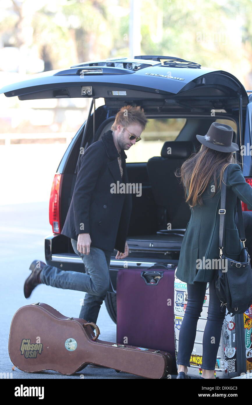 Nikki Reed Paul McDonald Nikki Reed e il marito Paolo McDonald insieme con i loro pastori tedeschi Enzo e Mario arriva con Ciroc Ride sicuro a Los Angeles International Airport per prendere un volo a Nashville Los Angeles California- 10.12.12 Featu Foto Stock