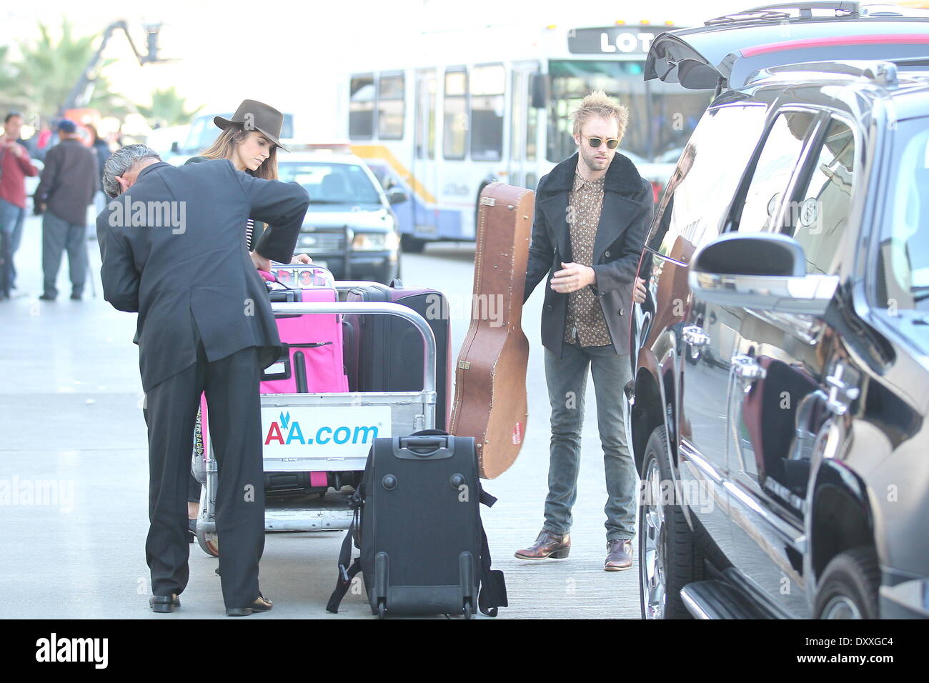 Nikki Reed Paul McDonald Nikki Reed e il marito Paolo McDonald insieme con i loro pastori tedeschi Enzo e Mario arriva con Ciroc Ride sicuro a Los Angeles International Airport per prendere un volo a Nashville Los Angeles California- 10.12.12 Featu Foto Stock