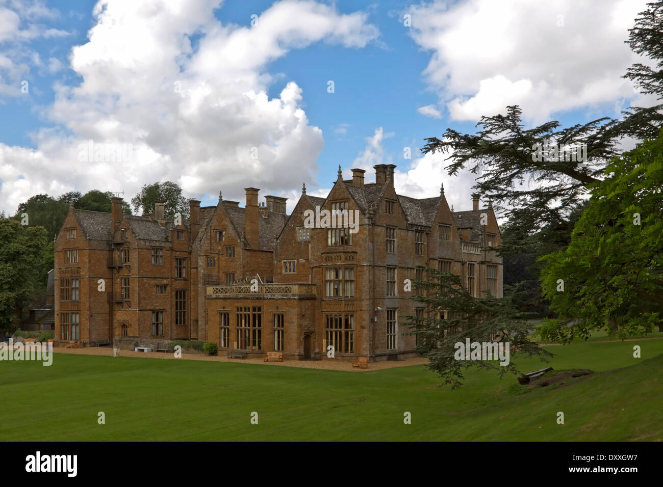 Vista posteriore del Wroxton abbazia, una casa giacobino, Wroxton, Oxfordshire, Gran Bretagna. Foto Stock