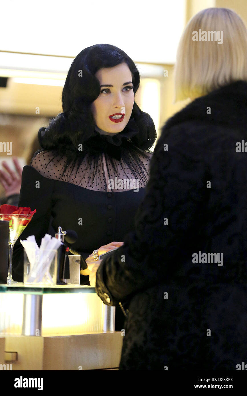 Dita Von Teese assiste un pre-natale evento promozionale per il suo nuovo profumo a Fred Segal a West Hollywood Los Angeles California - 15.12.12 con: Dita Von Teese dove: Stati Uniti quando: 15 Dic 2012 Foto Stock