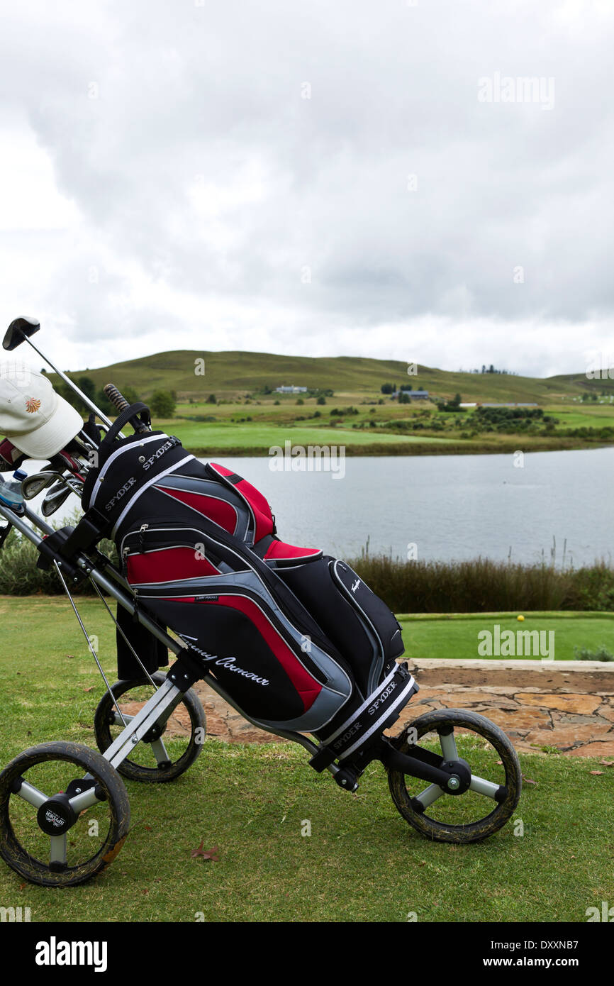 Carrello da golf con il lago in background su un territorio rurale campo da golf nel Kwazulu Natal in Sud Africa. Foto Stock
