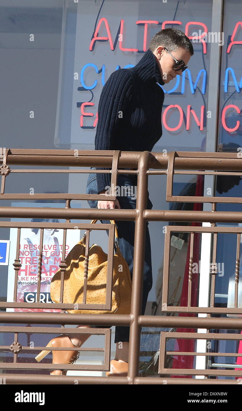 Charlize Theron ha visto sporting il suo sale e pepe buzz cut e andare per sushi con alcuni amici in West Hollywood Los Angeles California- 20-12-12 Con: Charlize Theron dove: Stati Uniti quando: 20 Dic 2012 Foto Stock