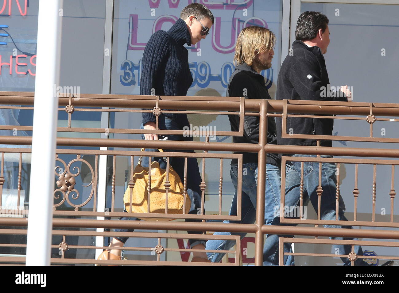 Charlize Theron ha visto sporting il suo sale e pepe buzz cut e andare per sushi con alcuni amici in West Hollywood Los Angeles California- 20-12-12 Con: Charlize Theron dove: Stati Uniti quando: 20 Dic 2012 Foto Stock