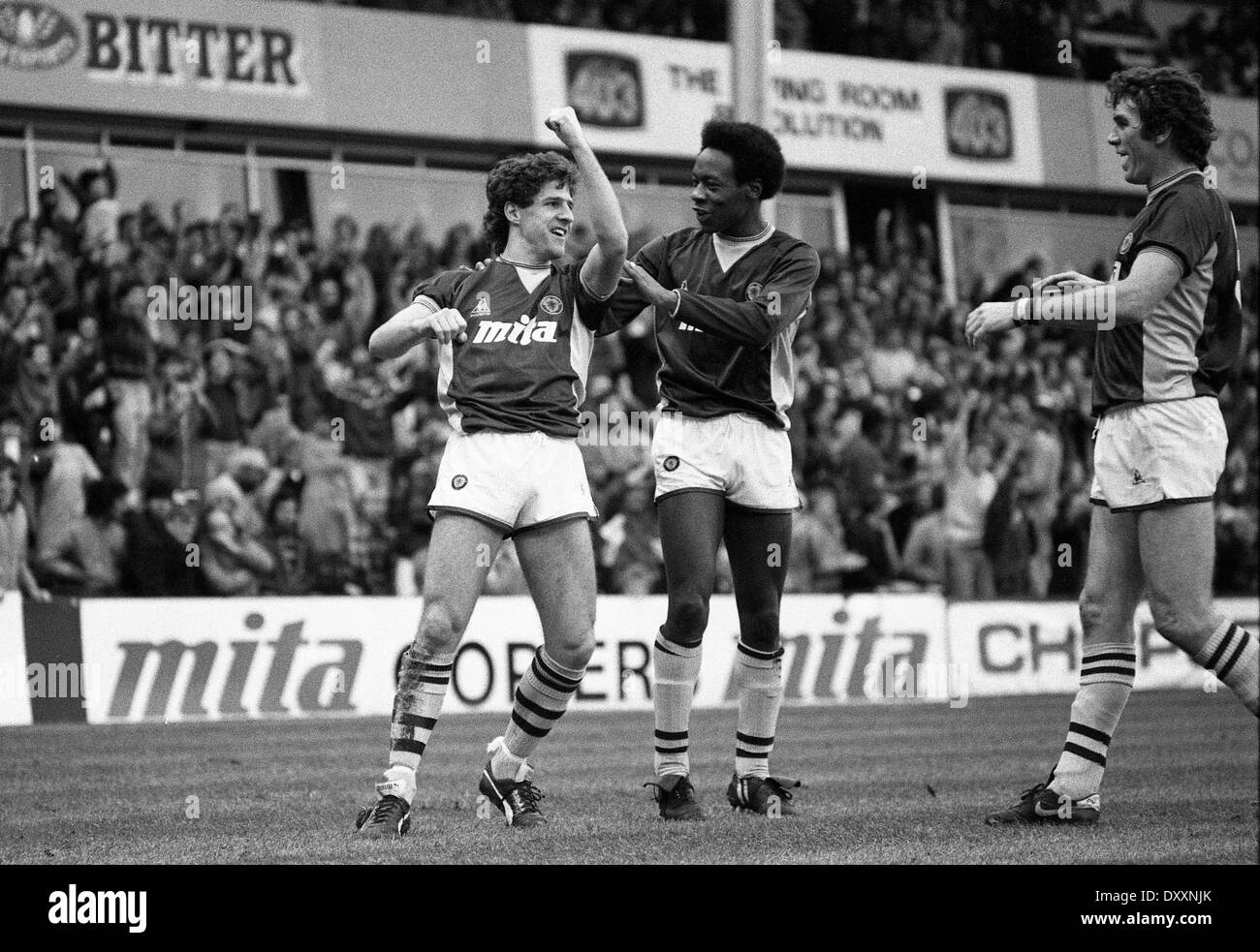 Il calciatore Colin Gibson celebra il traguardo con Mark Walters e Peter Withe. ASTON VILLA v West Bromwich Albion il 1 gennaio 1985 Foto Stock