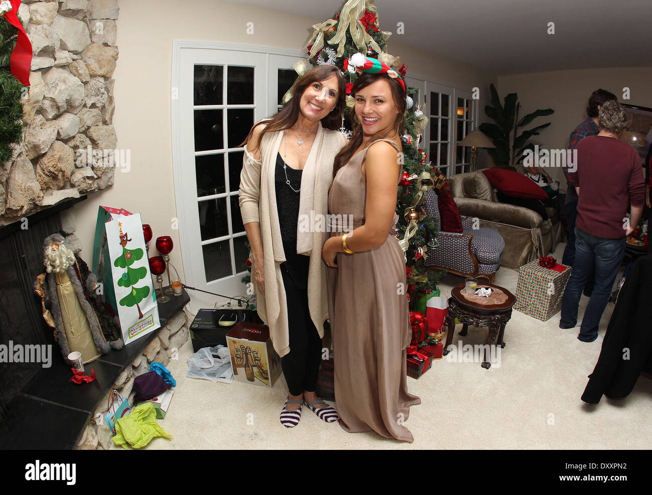 Pam Evigan Briana Evigan Il Evigan Vacanza Famiglia partito svoltasi presso una residenza privata a Los Angeles California- 25.12.12 dotate: Pam Evigan,Briana Evigan dove: Los Angeles California Stati Uniti quando: 25 Dic 2012 Foto Stock