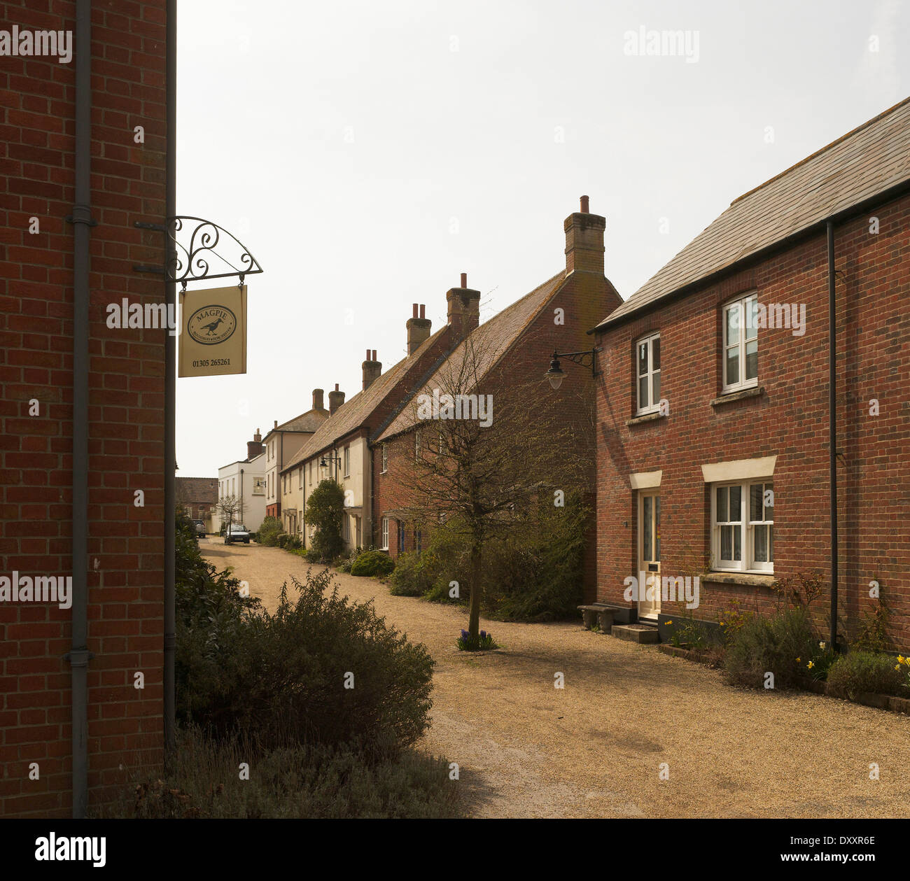 Villaggio Poundbury, Poundbury, Regno Unito. Architetto: Léon Krier, 2014. Idillica vista strada. Foto Stock