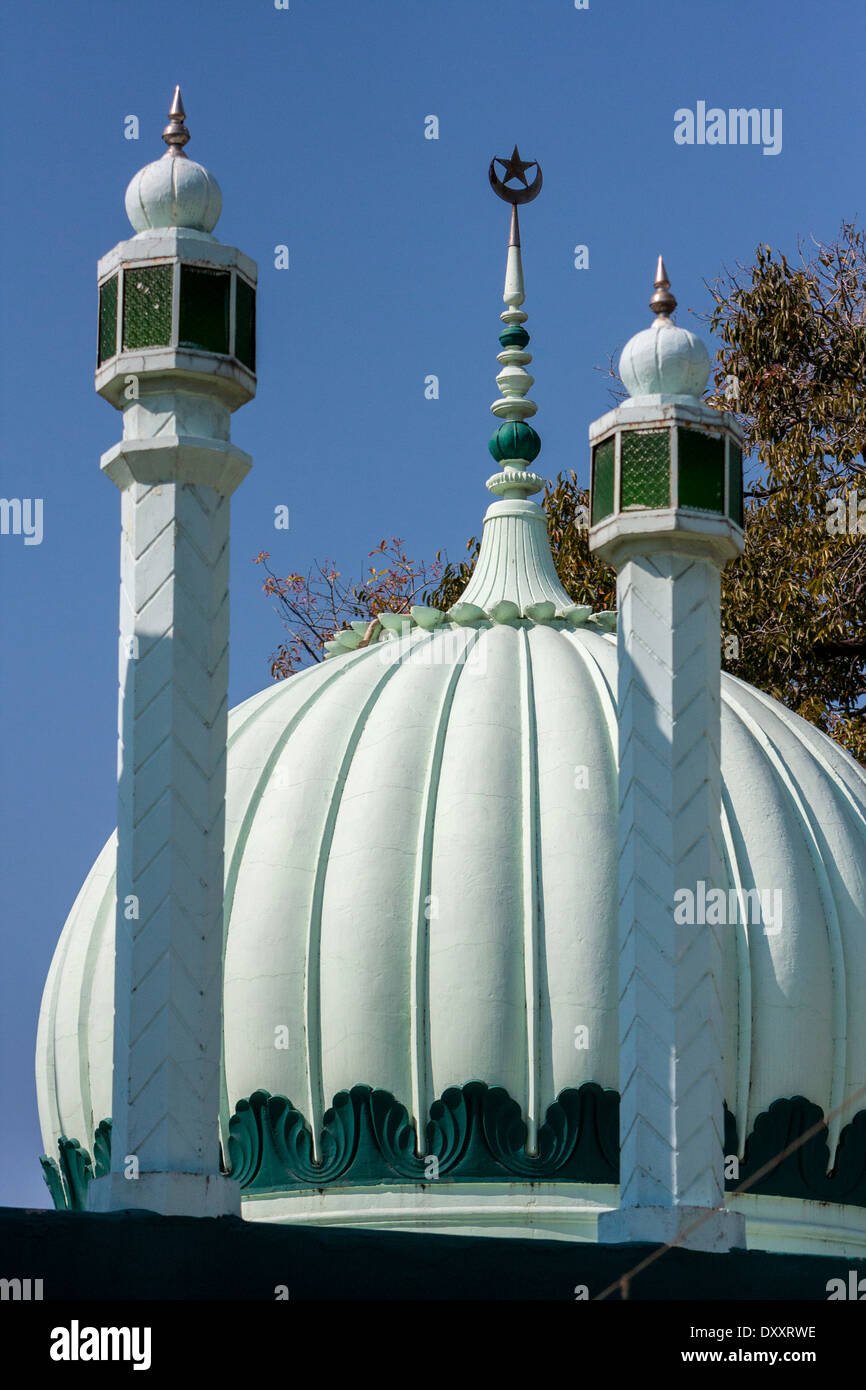 India, Dehradun. I minareti e la cupola della moschea Dhamawala nel centro di Dehradun. Foto Stock