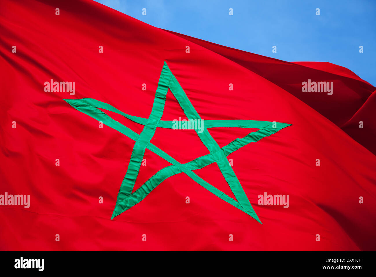 Bandiera nazionale del Marocco al di sopra di cielo blu chiaro Foto Stock
