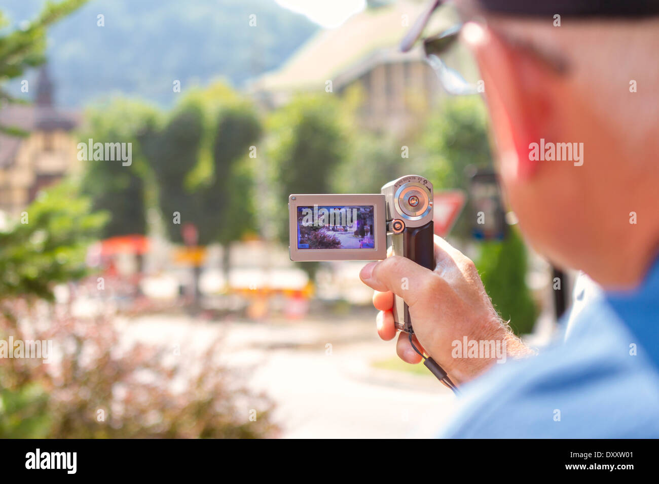 Uomo anziano con videocamera Foto Stock