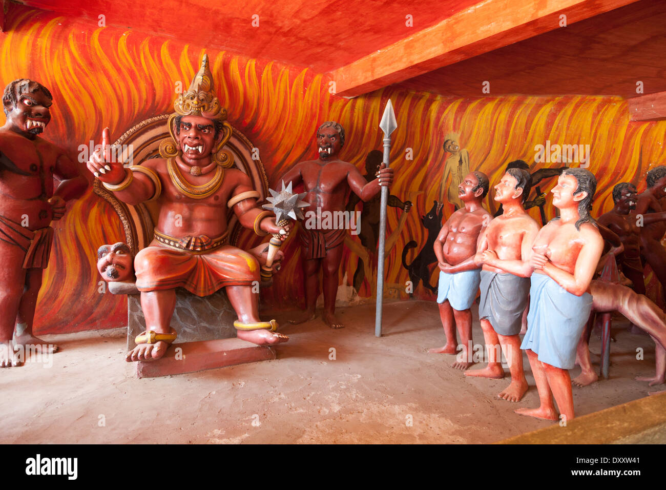 Ouch - una cruenta rappresentazione dell'inferno Buddhista nel Tempio Wewurukannala, Sri Lanka 4 Foto Stock