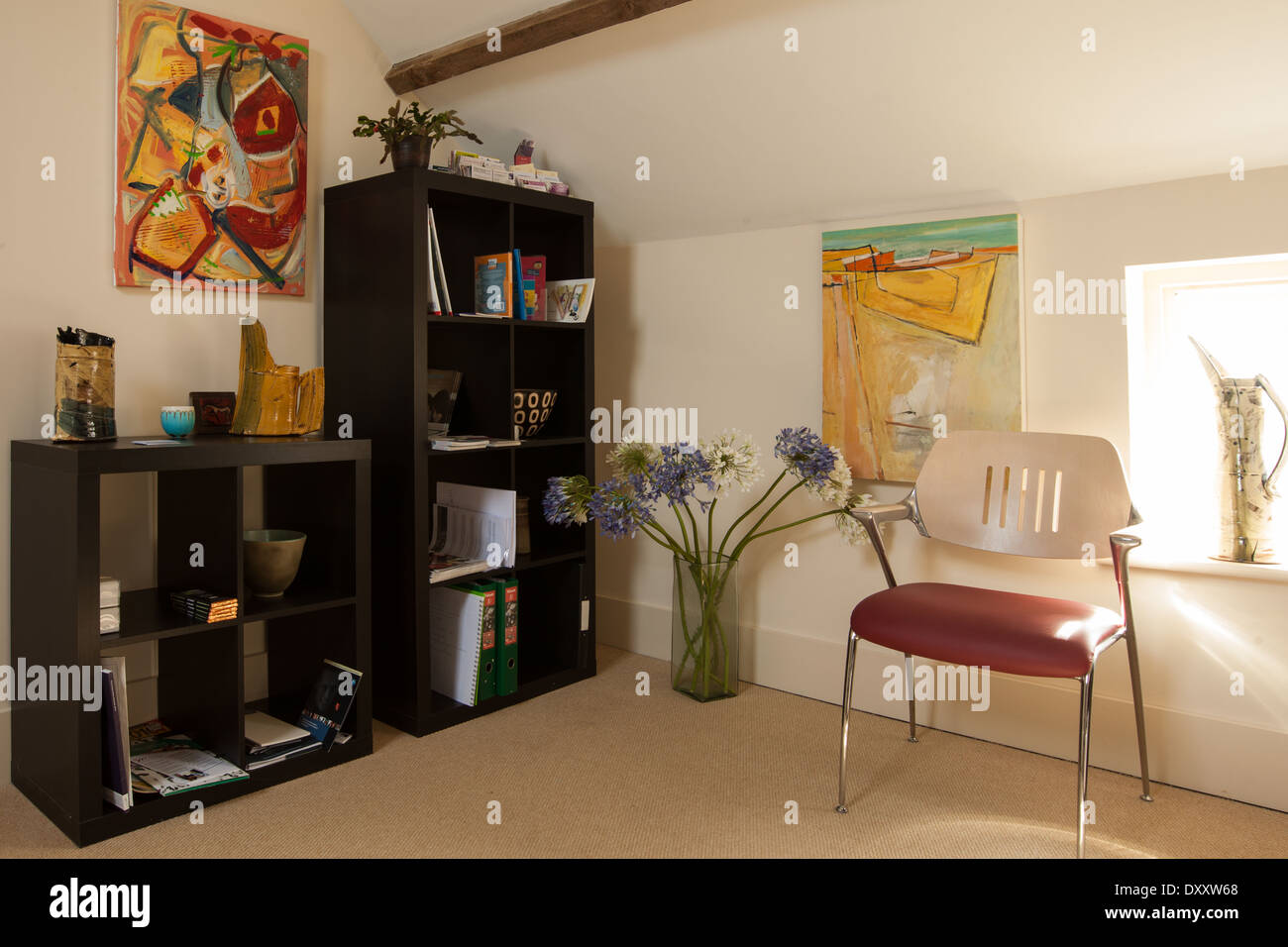 Spazio per uffici in un Barn convertito che mostra le librerie Foto Stock