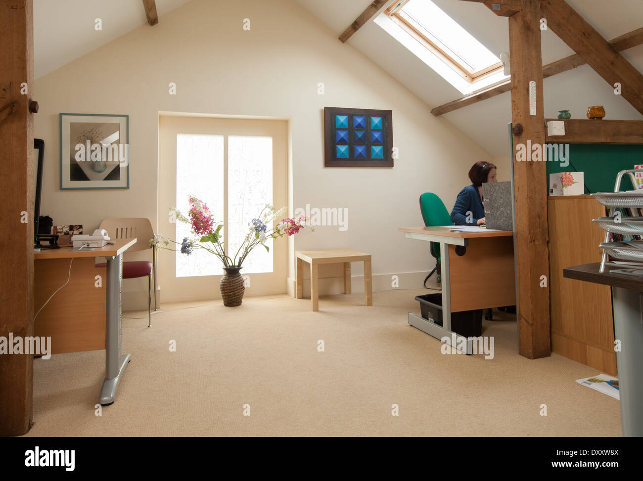 Spazio per uffici in un Barn convertito, mostrando i lucernari e travi Foto Stock
