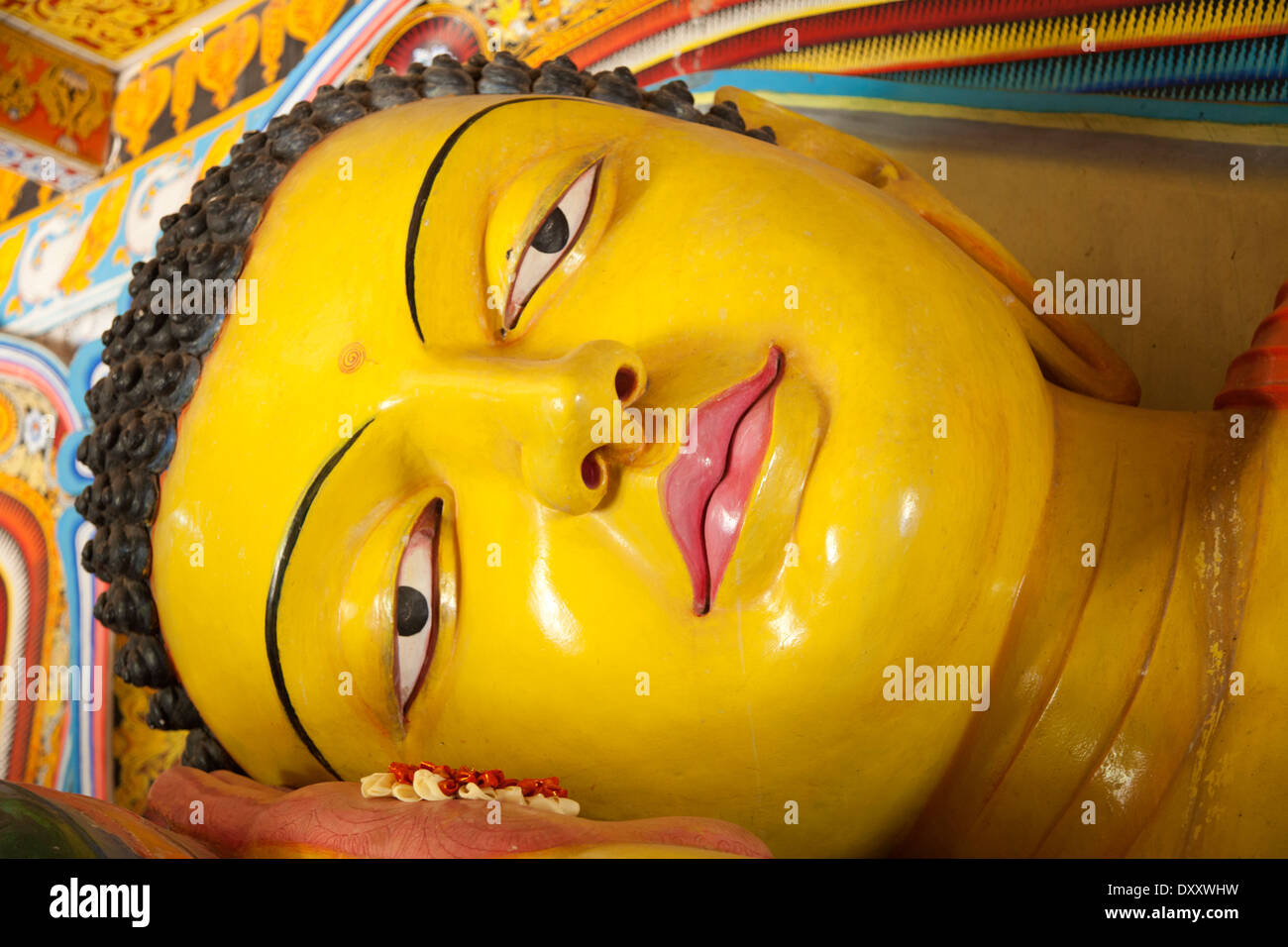 Il Buddha reclinato in Isurumuni Tempio Sri Lanka 5 Foto Stock