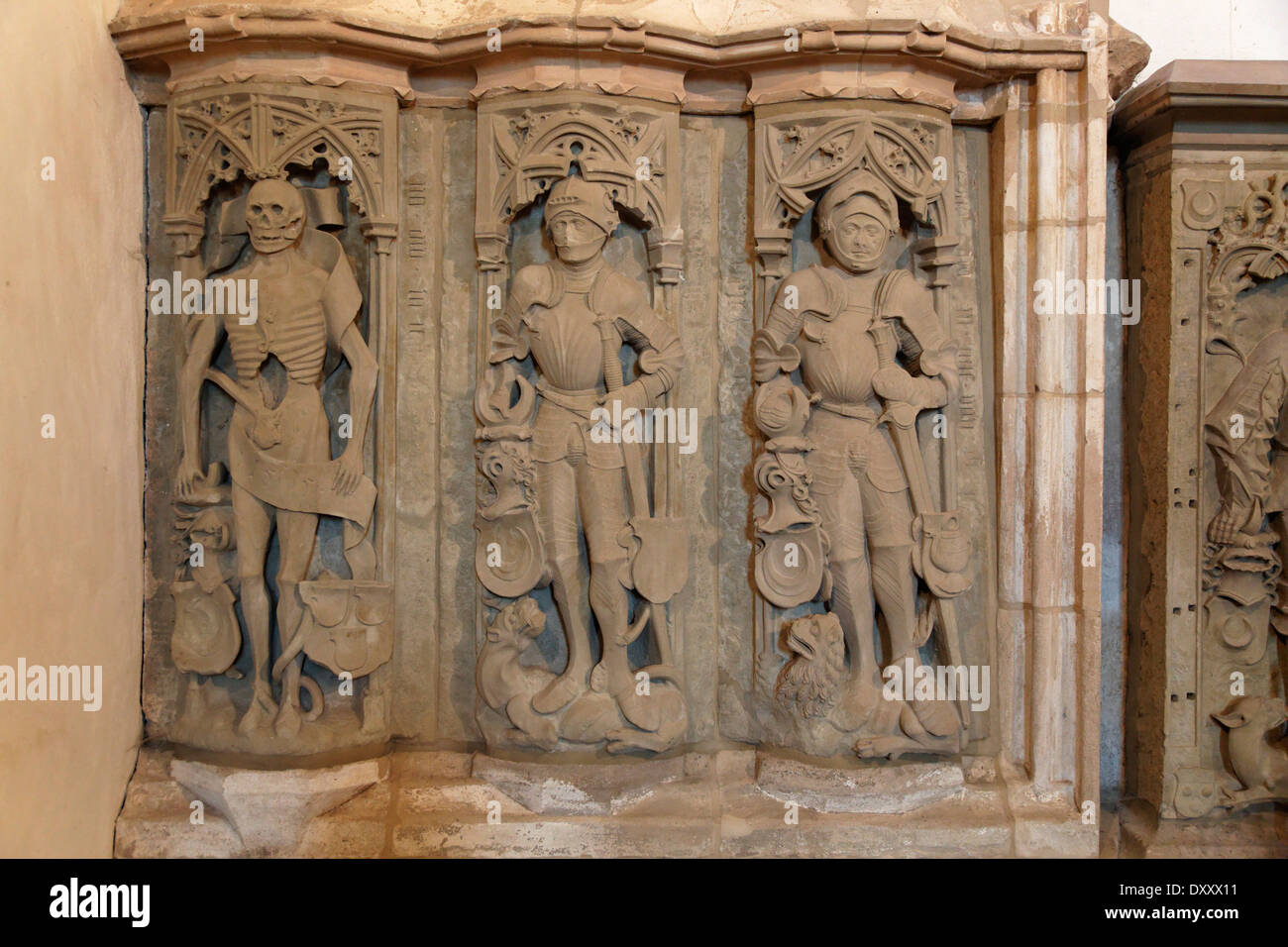 Germania, Baden-Württemberg, Lorch monastero benedettino, Chiesa di San Pietro e Paolo, statua, grave, dettaglio Foto Stock