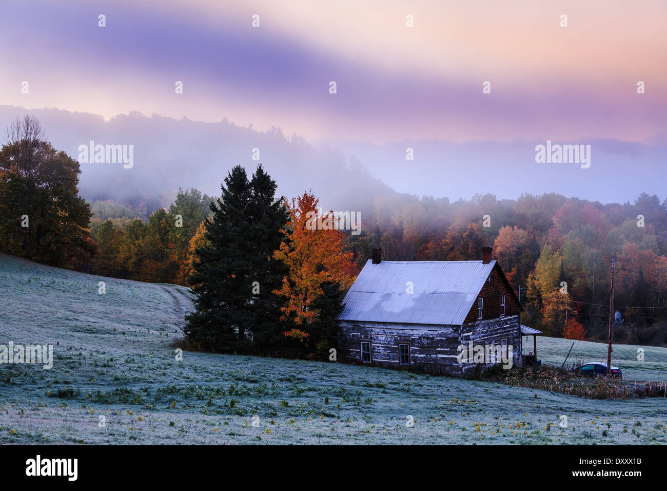 Rustico tra i colori dell'autunno all'alba; Blanche, Outaouais, Quebec, Canada Foto Stock