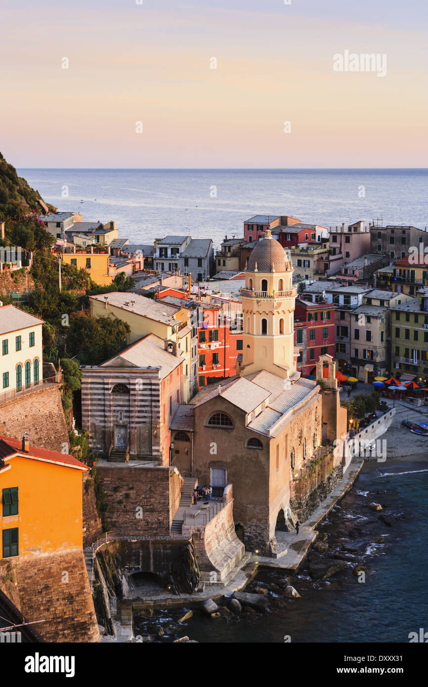 Borgo di Vernazza al tramonto, Cinque Terre; Vernazza, Liguria, Italia Foto Stock