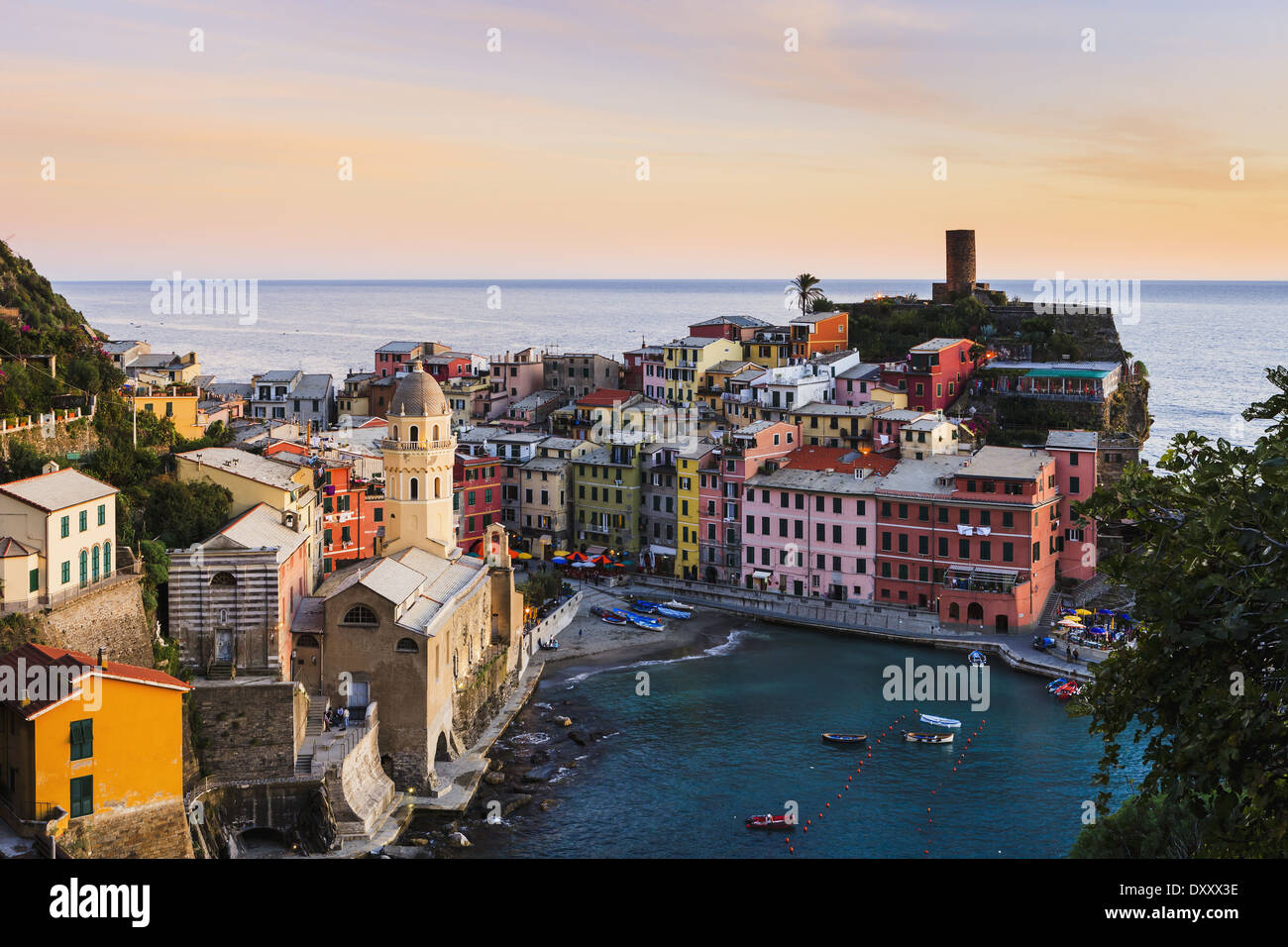 Borgo di Vernazza al tramonto, Cinque Terre; Vernazza, Liguria, Italia Foto Stock