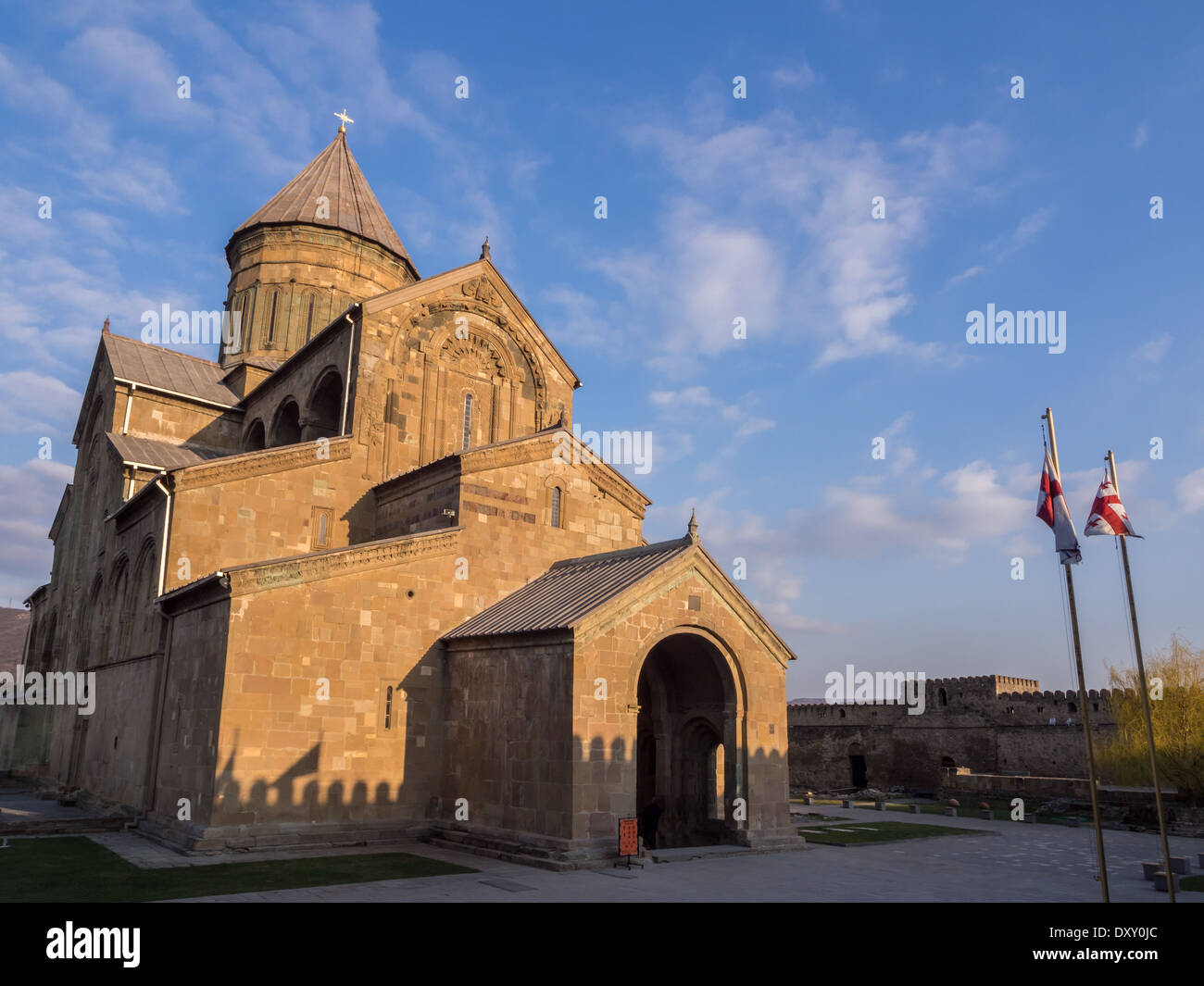 Cattedrale di Svetitskhoveli a Mtskheta, la storica capitale della Georgia si trova a 20 km da Tbilisi, al tramonto. Foto Stock