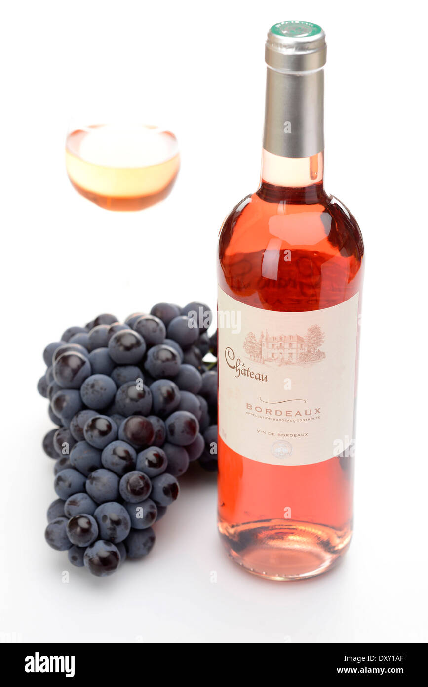 Bottiglia di vino rosato e un grappolo di uva nera Foto stock - Alamy