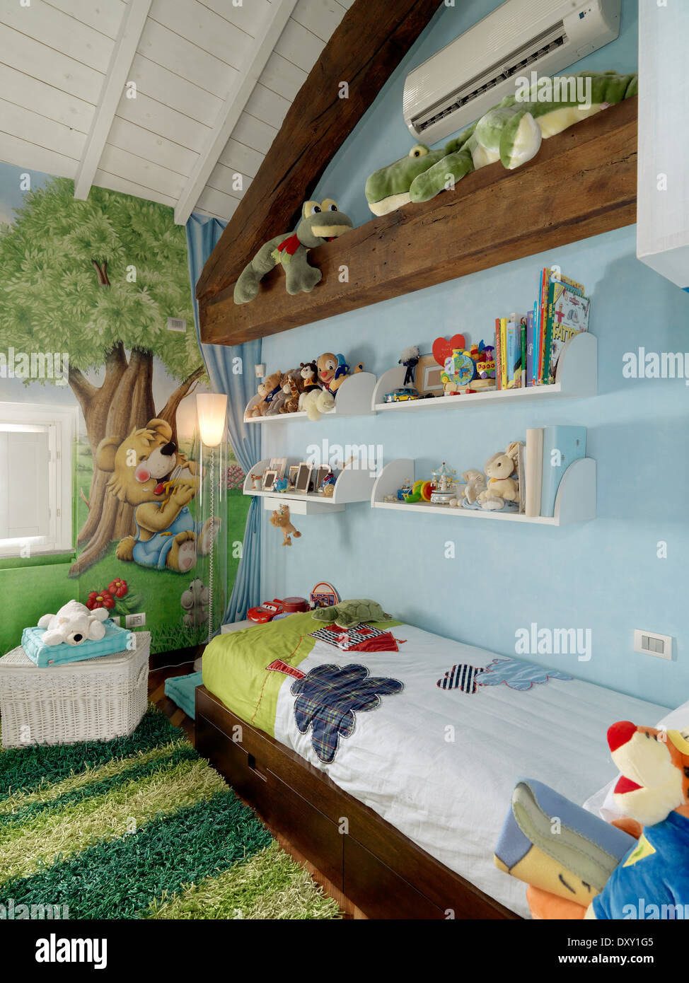 Camera da letto moderno per ragazzi in camera mansardata Foto Stock