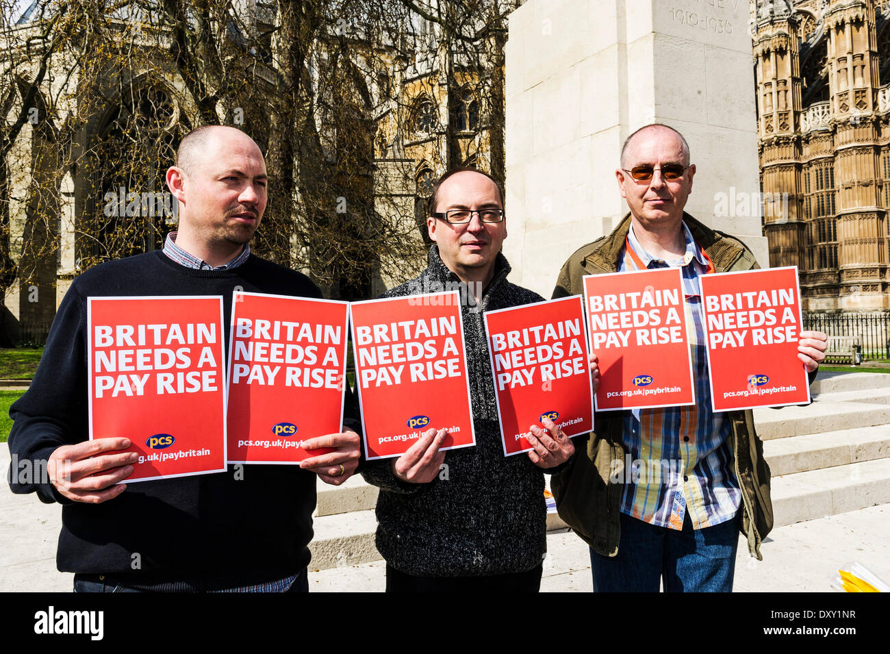 Londra, Regno Unito. Il 1 aprile 2014. I membri del PCS sindacali segni di contenimento che chiedono un aumento di stipendio come parte della manifestazione congiunta da ufficiali di prova e assistenza legale di avvocati. Fotografo: Gordon Scammell/Alamy Live News Foto Stock