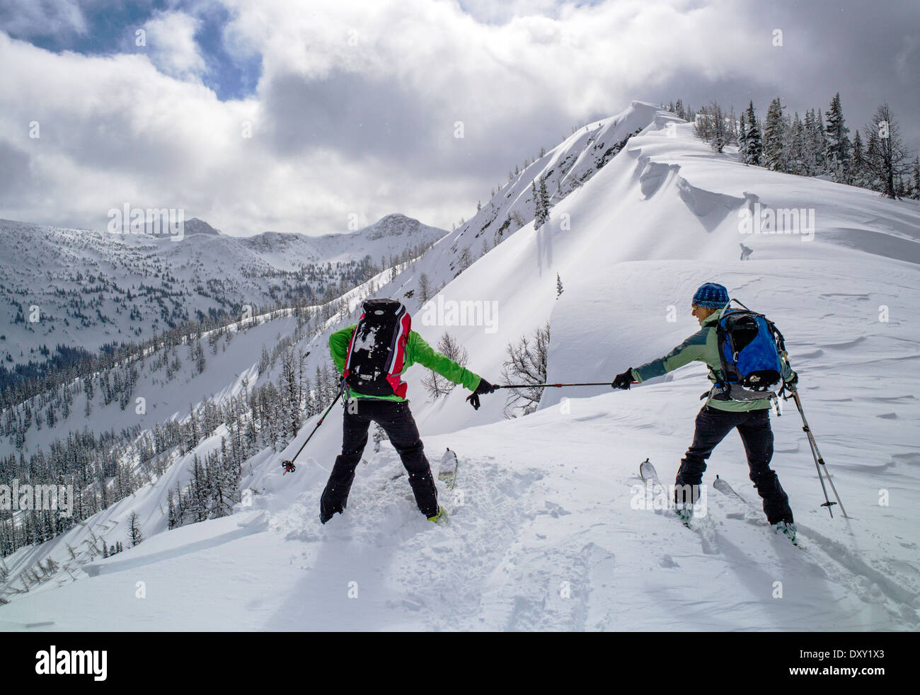 Portare la montagna e back country ski test guida snow pack da calci cornicione sulla cresta Cima, North Cascade Mountains, Washington noi Foto Stock