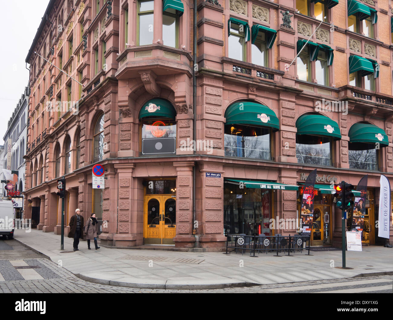 Angolo di strada di Karl Johans gate con Hard Rock cafe in Oslo Norvegia Foto Stock