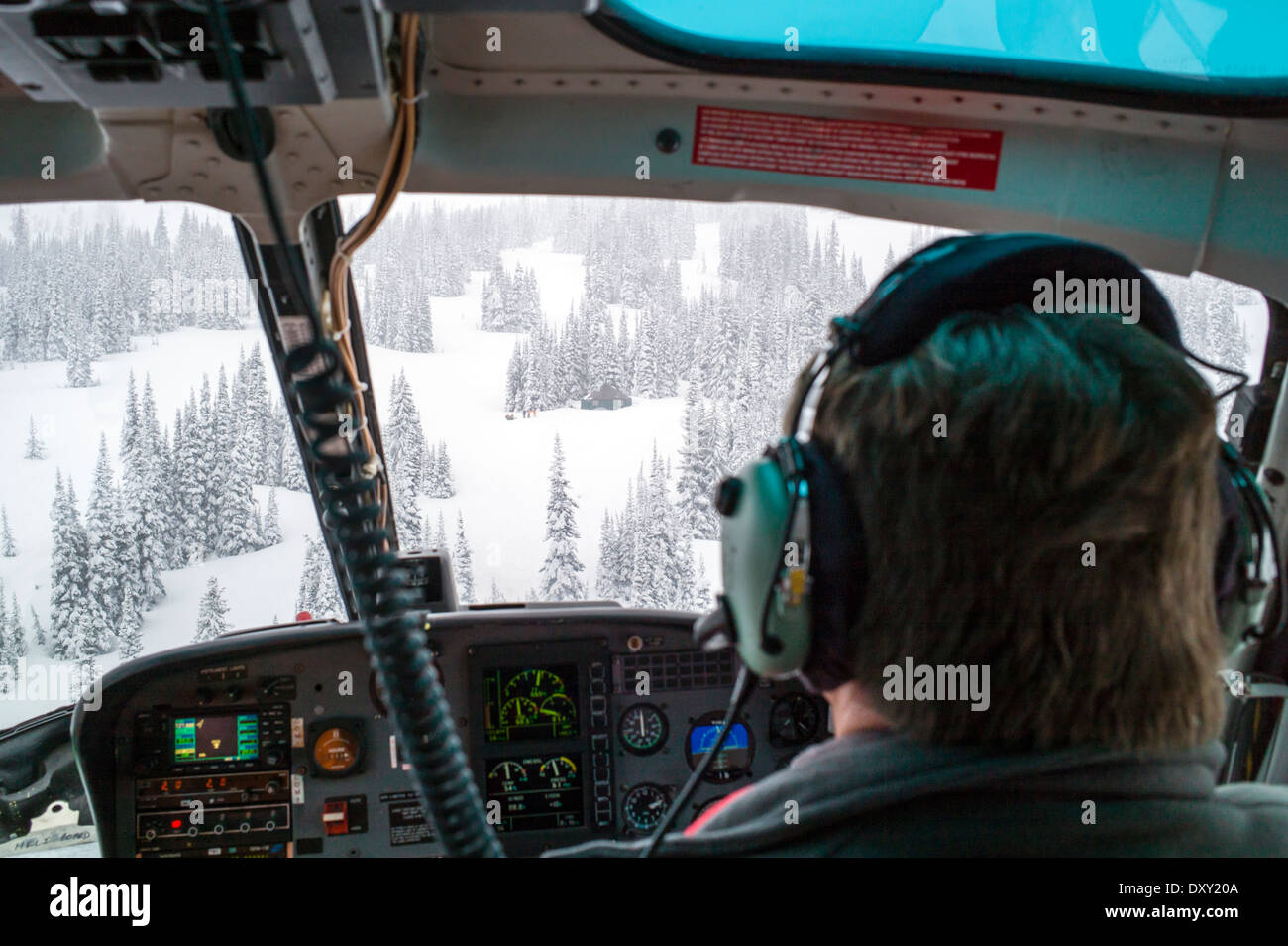 Vista da un elicottero che vola paese indietro gli sciatori nel deserto remoto yurt, North Cascades, nello stato di Washington Foto Stock