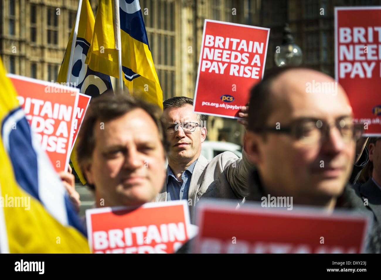 Londra, Regno Unito. Il 1 aprile 2014. Un determinato protester brandendo un poster al di fuori di casa del parlamento come parte della manifestazione congiunta da ufficiali di prova e assistenza legale di avvocati. Fotografo: Gordon Scammell/Alamy Live News Foto Stock