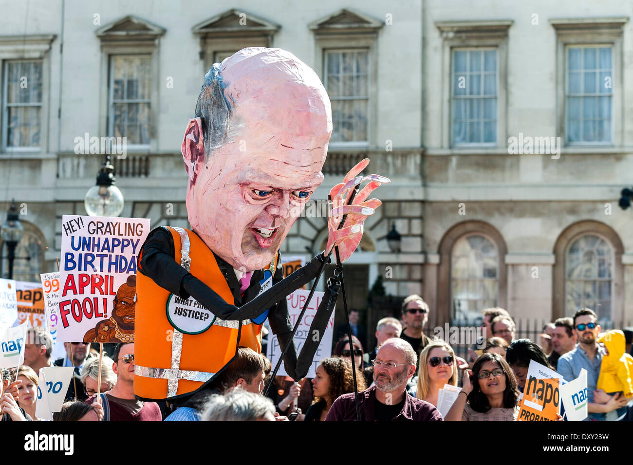 Londra, Regno Unito. Il 1 aprile 2014. Una grande effige di Chris temolo, la giustizia Segretario, unisce la ammassato i manifestanti come parte della manifestazione congiunta da ufficiali di prova e assistenza legale di avvocati. Fotografo: Gordon Scammell/Alamy Live News Foto Stock