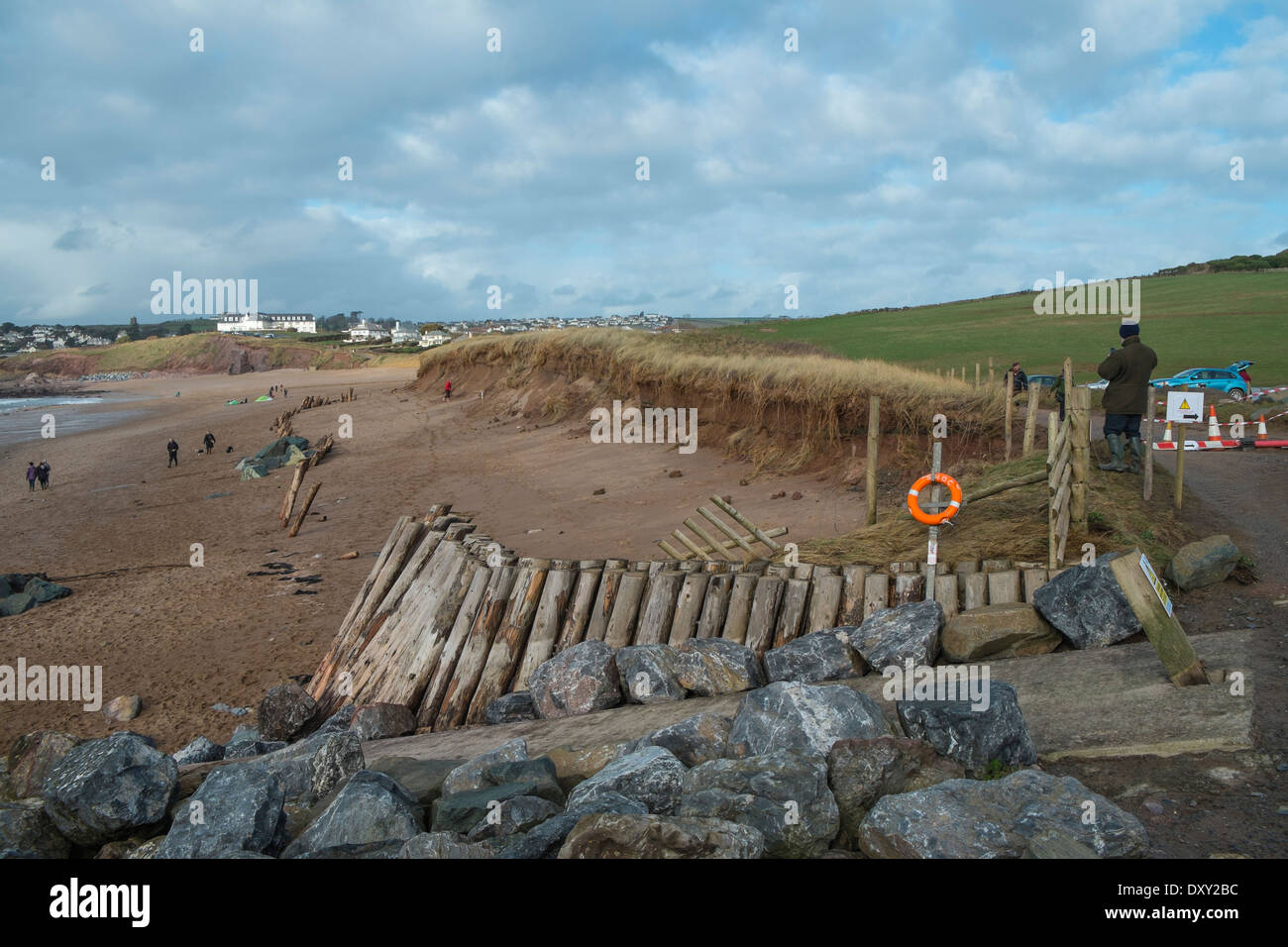 Inverno tempesta costieri danno, su strada e le dune di sabbia lavata via. Thurlestone, Devon. Regno Unito Foto Stock