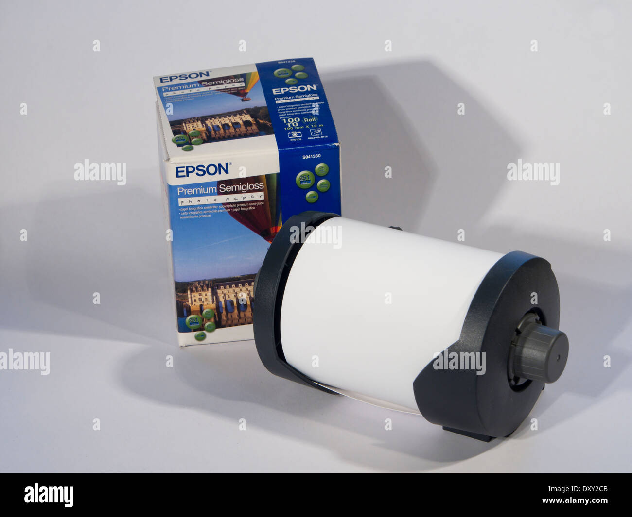 Stampante fotografica a getto d'inchiostro fornisce, Epson rotolo carta box e montato sulla bobina Foto Stock