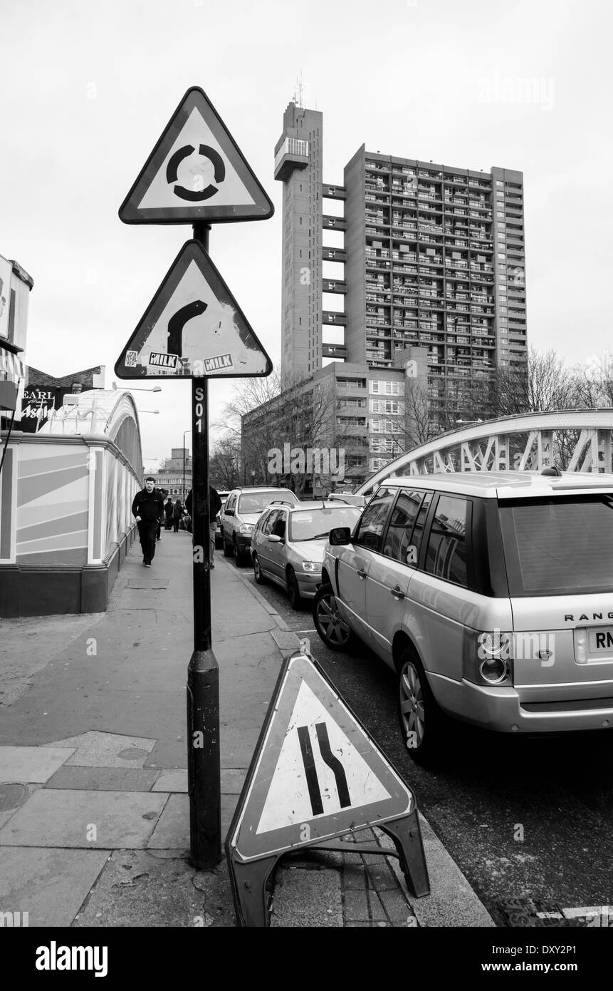 Visualizzazione bianco e nero di Trellick Tower in Kensington & Chealsea, Londra. Foto Stock