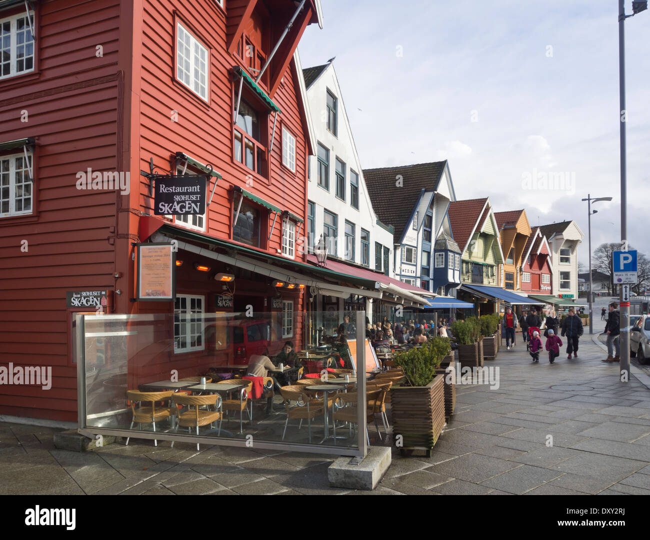 Ristoranti all'aperto in vecchi magazzini, le caffetterie e i bar attraggono visitatori ogni volta che il sole mette in un aspetto, Stavanger Norvegia Foto Stock