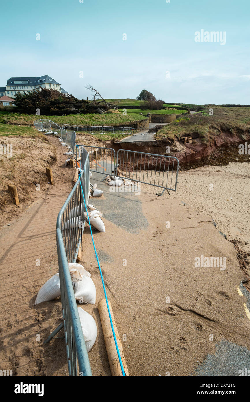 Inverno tempesta costieri danno, su strada e le dune di sabbia lavata via. Thurlestone, Devon. Regno Unito Foto Stock