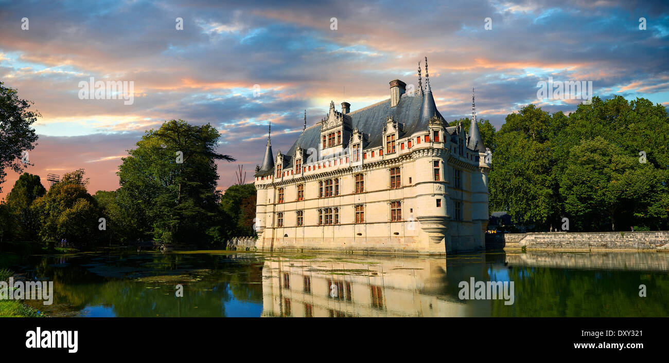 Esterno del Rinascimento Château d'Azay-le-Rideau con il suo fiume Indre fossato, costruito tra il 1518 e il 1527, la Valle della Loira in Francia Foto Stock