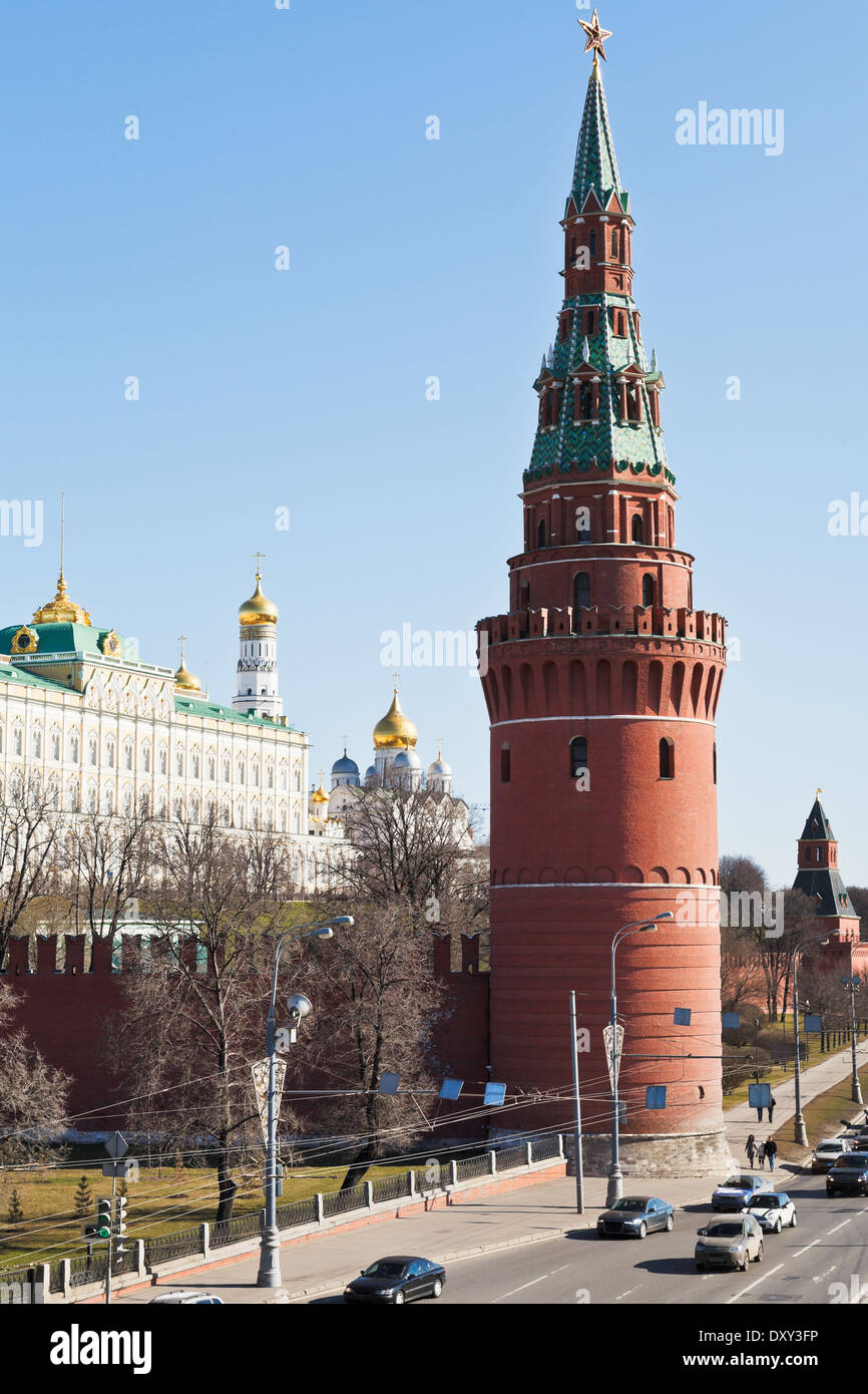 Torre Vodovzvodnaya del Cremlino di Mosca nella giornata di primavera Foto Stock