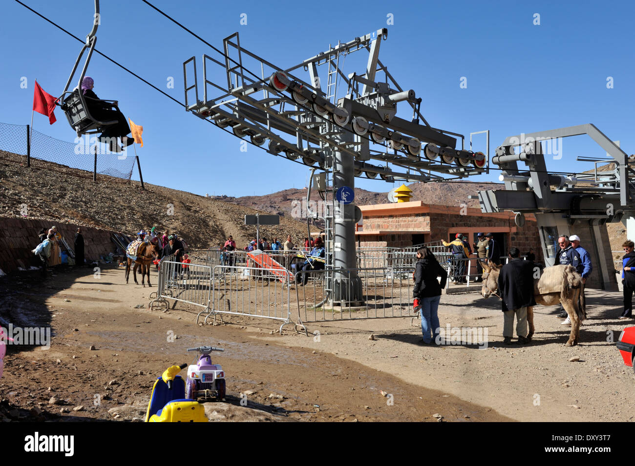 Seggiovia stazione di fondo delle montagne Atlas Marocco, Oukaimeden, Marzo Foto Stock