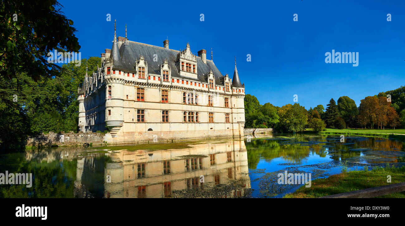 Esterno del Rinascimento Château d'Azay-le-Rideau con il suo fiume Indre fossato, costruito tra il 1518 e il 1527, la Valle della Loira in Francia Foto Stock