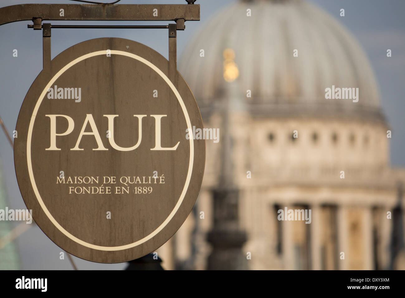 Paolo Boulangerie pasticceria da forno sul segno di Fleet Street con la cupola della cattedrale di St Paul in background Londra Inghilterra REGNO UNITO Foto Stock