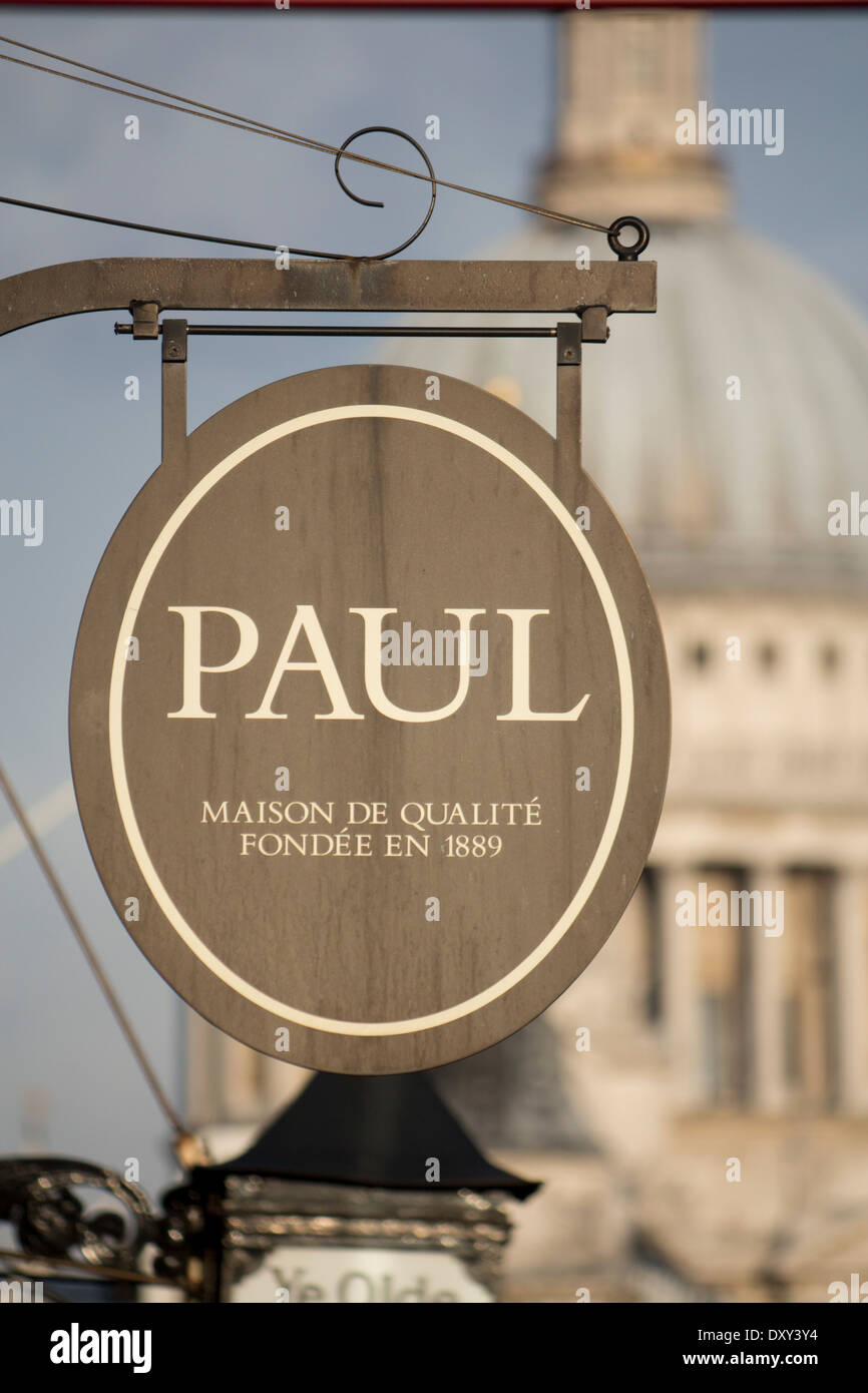 Paolo Boulangerie pasticceria da forno sul segno di Fleet Street con la cupola della cattedrale di St Paul in background Londra Inghilterra REGNO UNITO Foto Stock