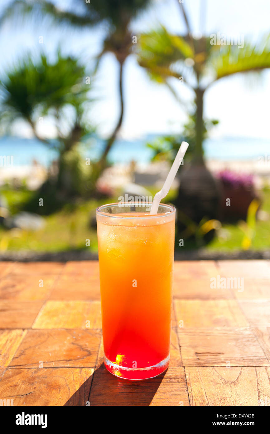 Frutto shake cocktail con ghiaccio, Vacanza tropicale Foto Stock