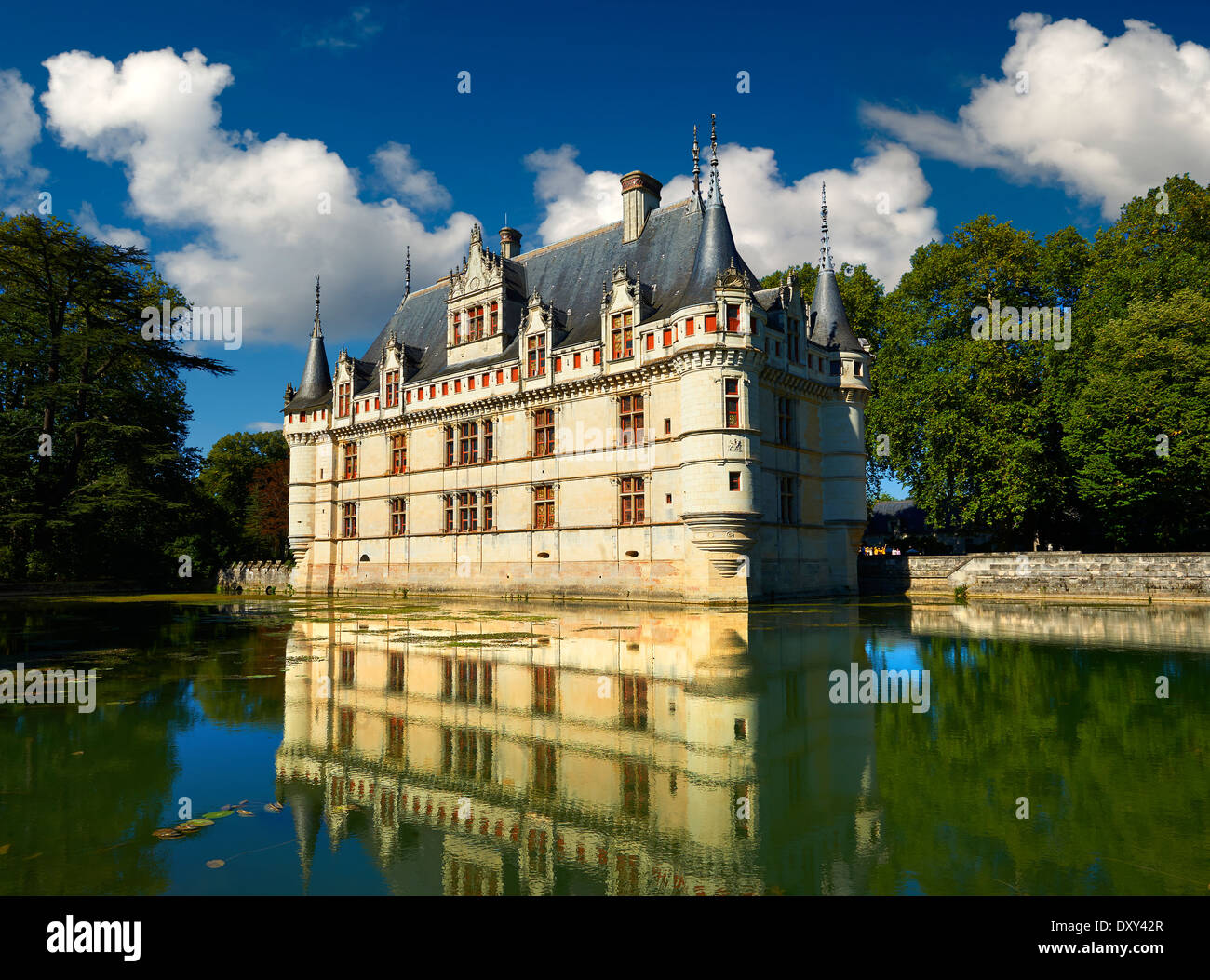 Esterno del Rinascimento Château d'Azay-le-Rideau con il suo fiume Indre fossato, costruito tra il 1518 e il 1527, la Valle della Loira in Francia Foto Stock