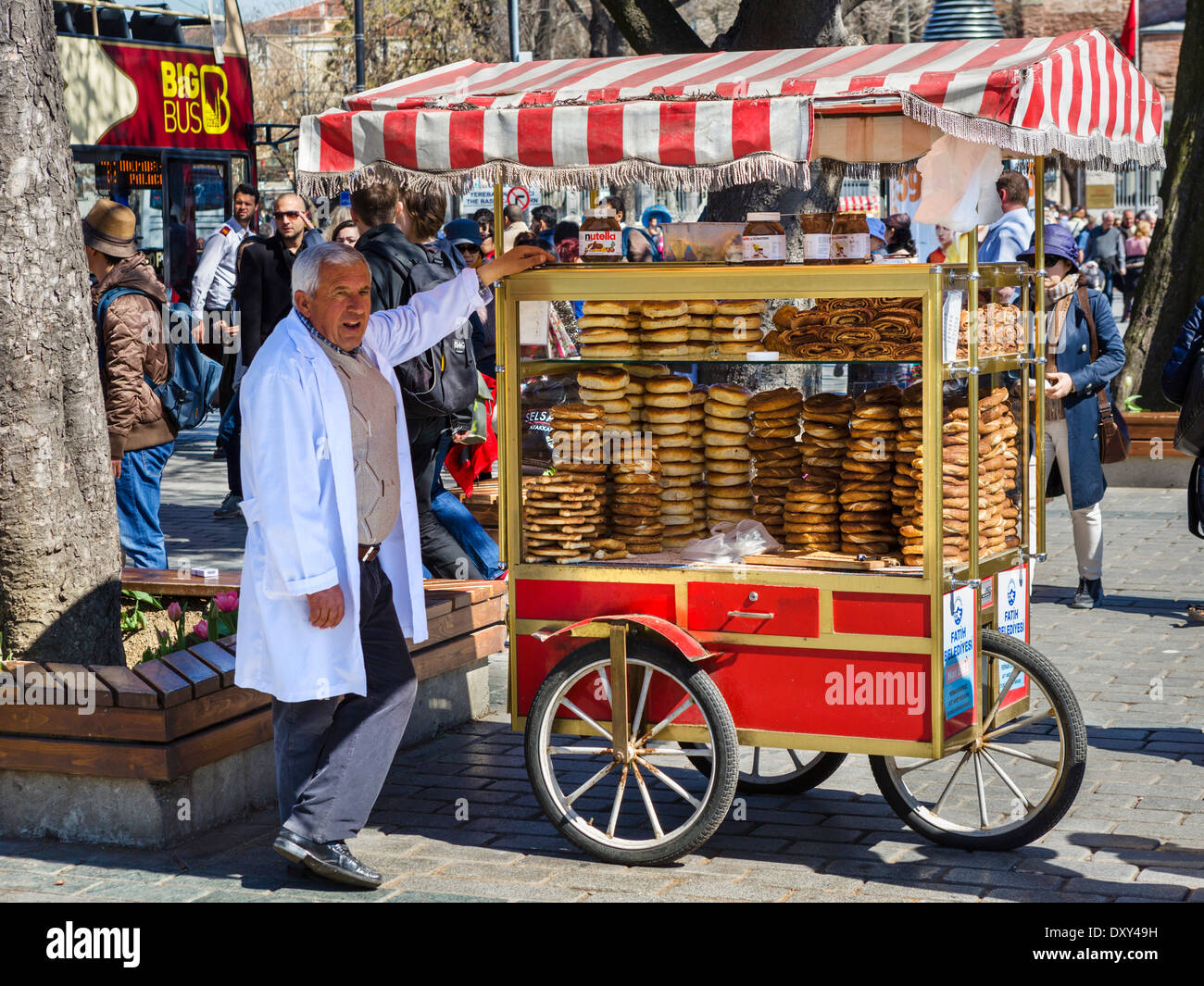 Venditore ambulante di vendita (simit rivestito di sesamo pane anelli) in Sultanahmet Park, quartiere di Sultanahmet, Istanbul, Turchia Foto Stock