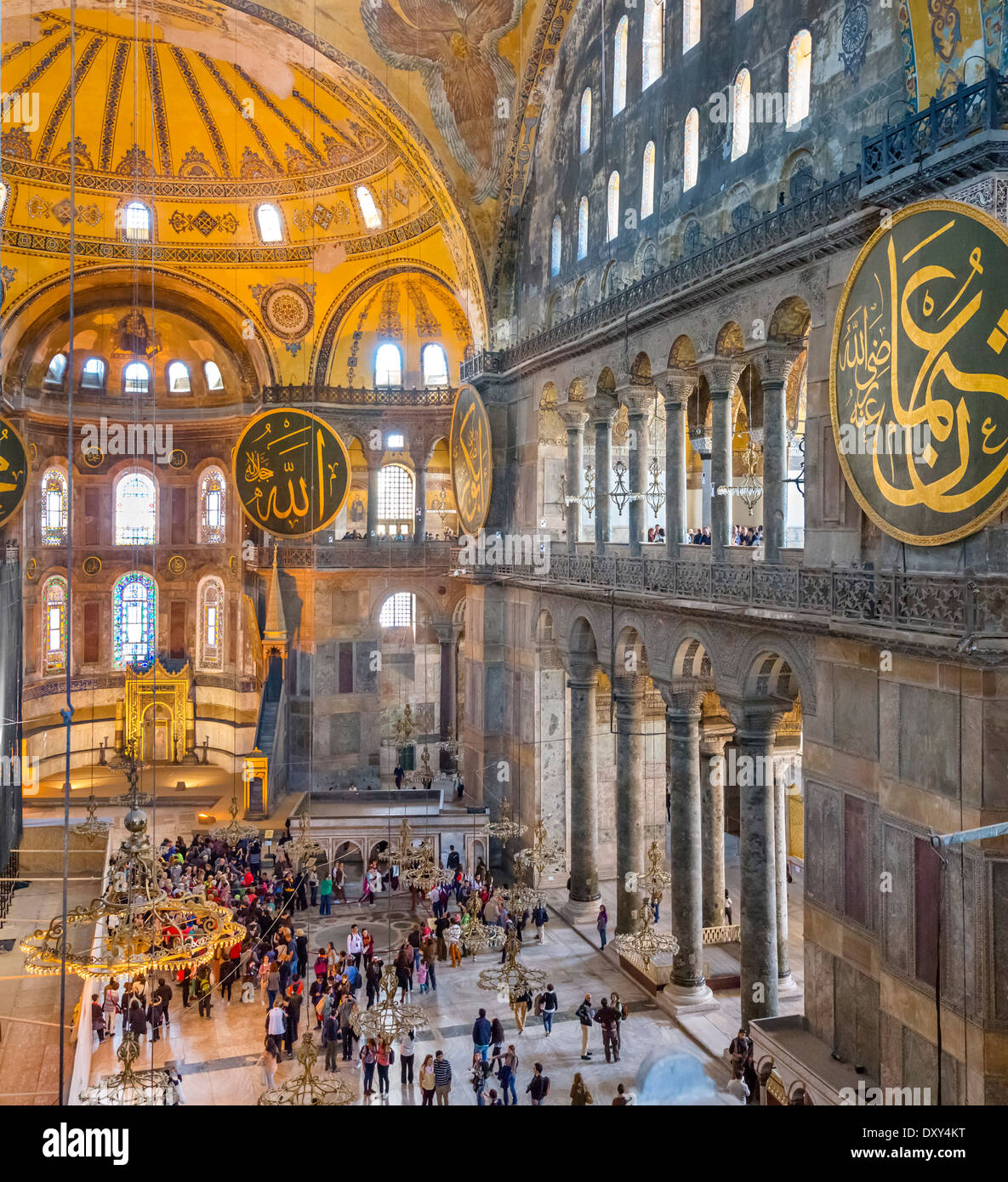 Navata dal Galleria occidentale, con vista limitata a causa di restauro al lato nord, Hagia Sophia (Aya Sofya), Istanbul, Turchia Foto Stock