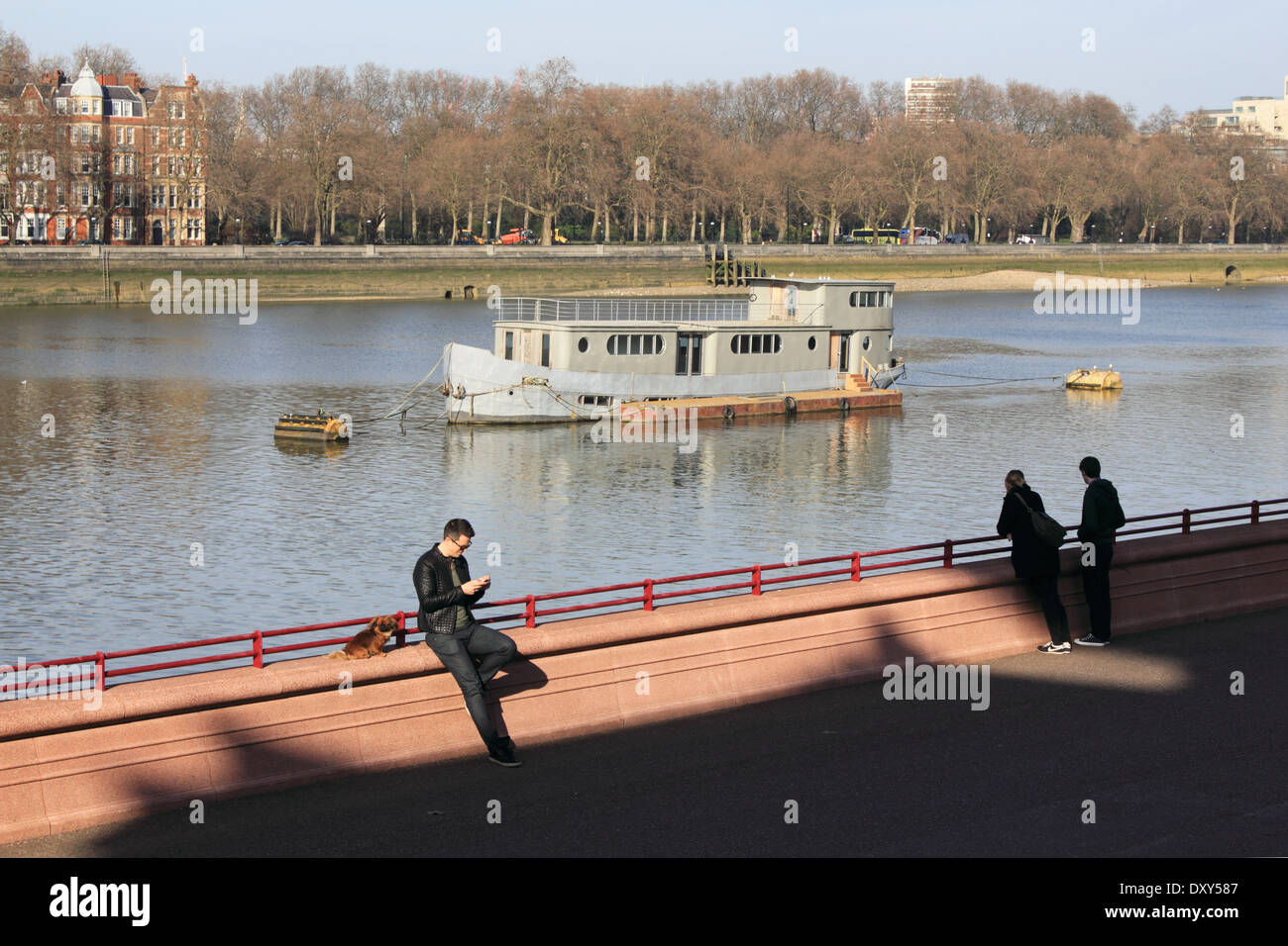 Il terrapieno sul fiume Tamigi, Battersea, Londra, Regno Unito Foto Stock