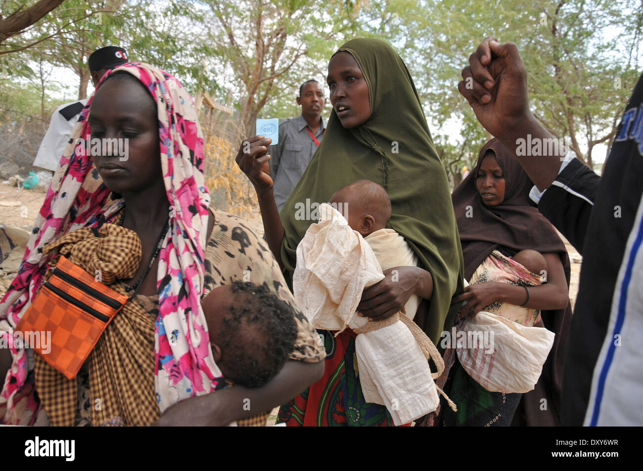 DADAAB, SOMALIA - agosto 7 non identificato, le donne e gli uomini vivono in Dadaab Refugee Camp di centinaia di migliaia di somali attendere Foto Stock