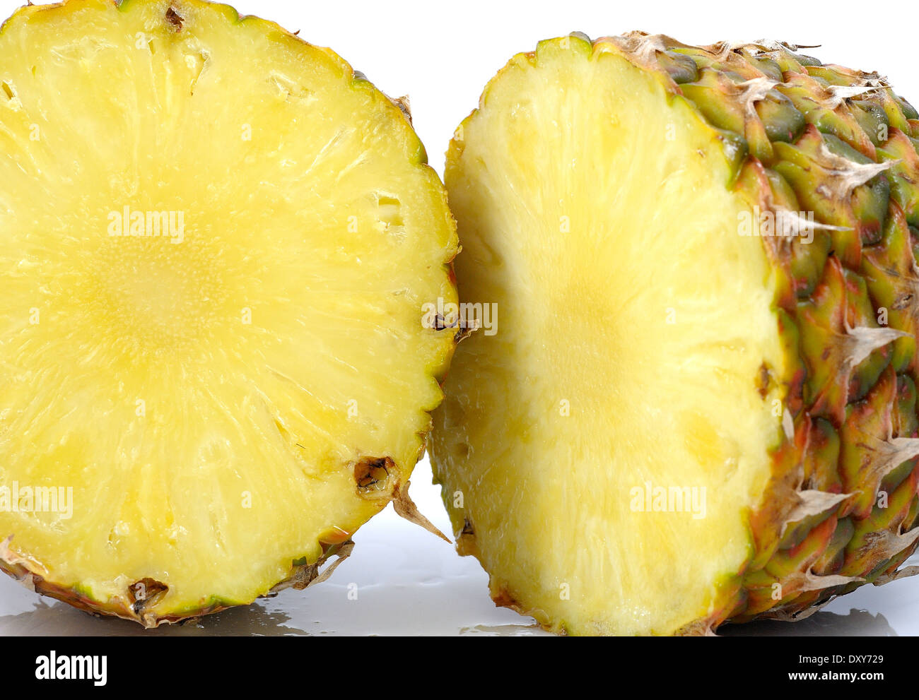 Ananas tagliato in due Foto Stock